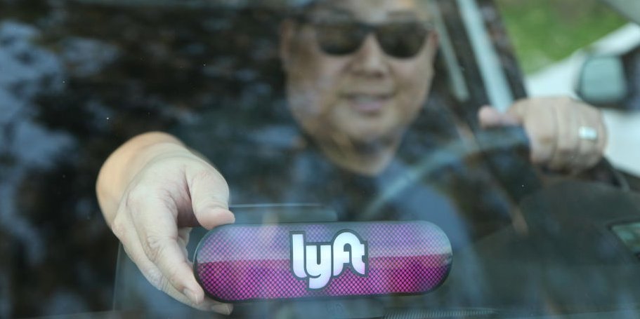 Службу такси Lyft обвиняют в обмане